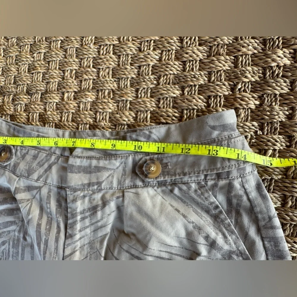 White House Black Market The Short 2 High Rise Palm Print Accent Waist